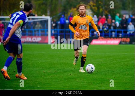 Ashton-Under-Lyne, Royaume-Uni. Dimanche 6th novembre 2022.James Brophy du Cambridge United FC tente une course lors du match rond de la FA Cup 1st entre Curzon Ashton et Cambridge United au stade Tameside, Ashton-Under-Lyne, le dimanche 6th novembre 2022. (Credit: Ian Charles | MI News) Credit: MI News & Sport /Alay Live News Banque D'Images