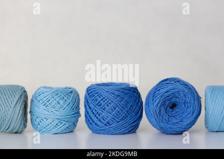 Cordes et cordages en coton pour le travail des aiguilles et le macrame, dans les couleurs bleu et bleu clair Banque D'Images