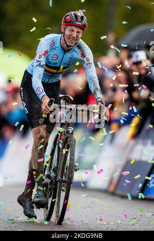 Le Belge Michael Vanthourenhout fête alors qu'il franchit la ligne d'arrivée pour gagner la course d'élite masculine aux Championnats d'Europe de cyclisme cycliste, dimanche 06 novembre 2022, à Namur, Belgique. BELGA PHOTO JASPER JACOBS Banque D'Images