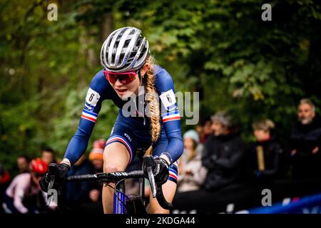 French Line Burquier photographiée en action lors de la course féminine de U23 aux Championnats d'Europe de cyclisme cycliste, dimanche 06 novembre 2022, à Namur, Belgique. BELGA PHOTO JASPER JACOBS Banque D'Images