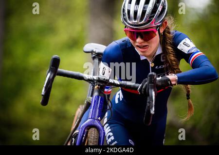 French Line Burquier photographiée en action lors de la course féminine de U23 aux Championnats d'Europe de cyclisme cycliste, dimanche 06 novembre 2022, à Namur, Belgique. BELGA PHOTO JASPER JACOBS Banque D'Images