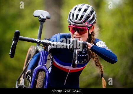 French Line Burquier photographiée en action lors de la course féminine de U23 aux Championnats d'Europe de cyclisme cycliste, dimanche 06 novembre 2022, à Namur, Belgique. BELGA PHOTO JASPER JACOBS Banque D'Images