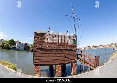 cachette d'oiseau d'observation en bois sur des pilotis de briques à Emsworth prise avec un objectif en forme de poisson Banque D'Images