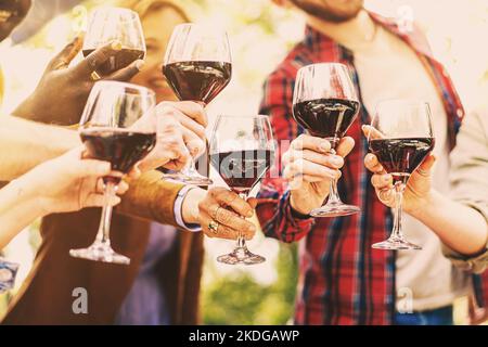 les meilleurs amis qui élèvent des verres à vin toaster et célébrer l'amitié ensemble - crop shot - gros plan sur les verres - groupe de personnes qui applaudissent à la ferme Banque D'Images