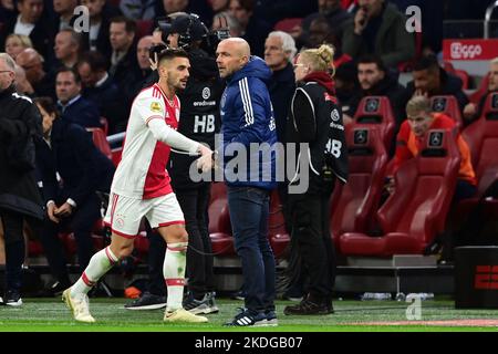 AMSTERDAM - (lr) Dusan Tadic d'Ajax, l'entraîneur d'Ajax Alfred Schreuder pendant le match néerlandais Eredivisie entre AFC Ajax et PSV à l'arène Johan Cruijff sur 6 novembre 2022 à Amsterdam, pays-Bas. ANP OLAF KRAAK Banque D'Images