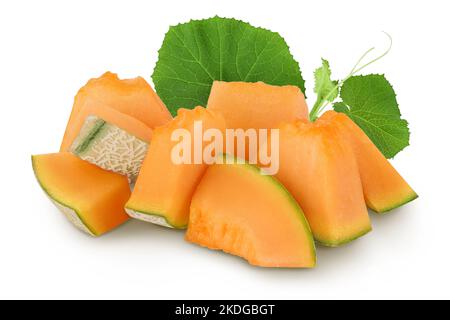 Morceaux de melon de cantaloup isolés sur fond blanc avec pleine profondeur de champ. Banque D'Images