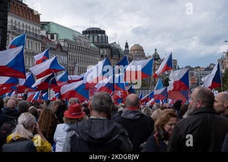 Prague, CZ - 28 septembre 20222: Beaucoup de drapeaux de la république tchèque sur la manifestation politique sur la place Venceslas, Prague, Tchéquie. Éditorial Banque D'Images