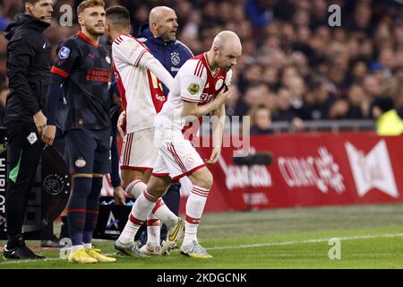 AMSTERDAM - (LR) Dusan Tadic d'Ajax, Davy Klaassen ou Ajax lors du match néerlandais Eredivisie entre AFC Ajax et PSV à l'arène Johan Cruijff sur 6 novembre 2022 à Amsterdam, pays-Bas. ANP MAURICE VAN STEEN Banque D'Images