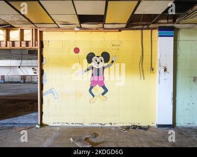 Personnage de dessin animé peint sur le mur dans le bâtiment désutilisé Banque D'Images