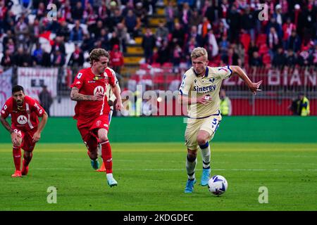 Stade U-Power, Monza, Italie, 06 novembre 2022, Josh Doig (Hellas Verona FC) et Nicolo Rovella (AC Monza) pendant l'AC Monza contre Hellas Verona - football italien série A match Banque D'Images