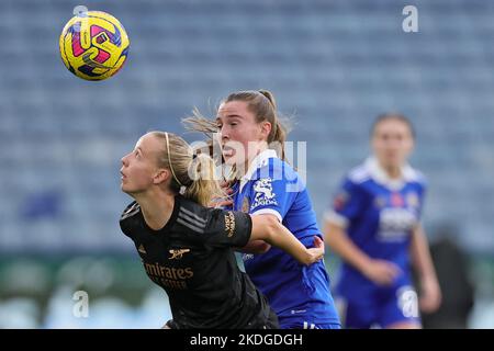 Leicester, Royaume-Uni. 06th novembre 2022. Leicester, Angleterre, 6 novembre 2022 : Beth Mead (9 Arsenal) et Carrie Jones (16 Leicester City) se battent pour le ballon lors du match de la Barclays FA Womens Super League entre Leicester City et Arsenal au stade King Power de Leicester, en Angleterre. (James HolyOak/SPP) crédit: SPP Sport Press photo. /Alamy Live News Banque D'Images