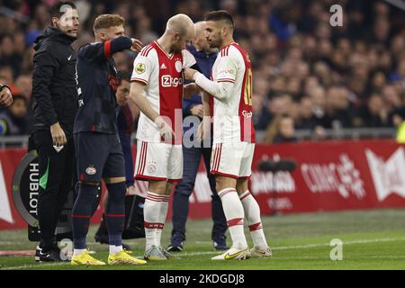 AMSTERDAM - (LR) Davy Klaassen d'Ajax, Dusan Tadic d'Ajax lors du match hollandais entre AFC Ajax et PSV à l'arène Johan Cruijff sur 6 novembre 2022 à Amsterdam, pays-Bas. ANP MAURICE VAN STEEN Banque D'Images