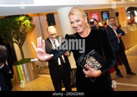 05 novembre 2022, Hessen, Francfort-sur-le-main: Franziska van Almsick, nageur, blagues lors du bal de la presse sportive allemande de 40th sous la devise '40 boules pour Francfort. Unique en Allemagne » à l'Alte Oper avec des photographes. Photo: Sebastian Gollnow/dpa Banque D'Images