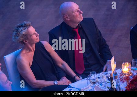 05 novembre 2022, Hessen, Francfort-sur-le-main: Martina Voss-Tecklenburg, entraîneur national de l'équipe nationale féminine du DFB, et son mari Hermann Tecklenburg assis pendant le ballon de presse sportive allemand de 40th sous la devise '40 boules pour Francfort. Unique en Allemagne » à l'Alte Oper. Photo: Sebastian Gollnow/dpa Banque D'Images