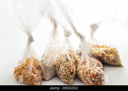 Goias, Brésil – 06 novembre 2022 : quelques sacs en plastique avec épices séchées sur une surface blanche. Banque D'Images