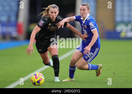 Leicester, Royaume-Uni. 06th novembre 2022. Leicester, Angleterre, 6 novembre 2022 : Noelle Maritz (16 Arsenal) et Carrie Jones (16 Leicester City) se battent pour le ballon lors du match de la Barclays FA Womens Super League entre Leicester City et Arsenal au King Power Stadium de Leicester, en Angleterre. (James HolyOak/SPP) crédit: SPP Sport Press photo. /Alamy Live News Banque D'Images