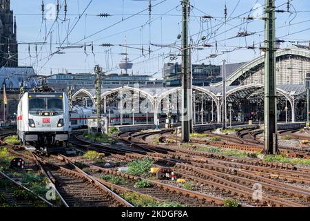 DB Intercity 2 train transporté par la locomotive Bombardier TRAXX AC3 à la gare centrale de Cologne Banque D'Images