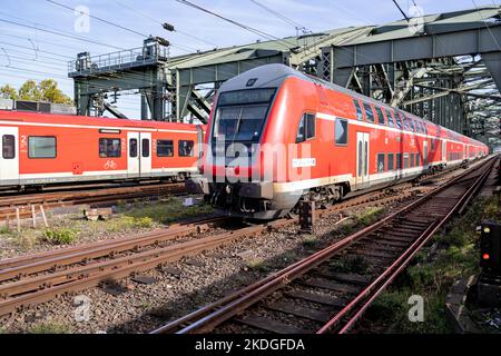 DB Regio train sur le pont Hohenzollern à Cologne, Allemagne Banque D'Images