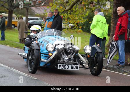 Staplefield, Royaume-Uni. 06th novembre 2021. Les participants affrontent le temps dans leurs véhicules d'époque lors de la course de voiture historique entre Londres et Brighton Veteran. La course a lieu au lever du soleil depuis Hyde Park à Londres et se rend à Brighton sur la côte du Sussex. Credit: Uwe Deffner/Alay Live News Banque D'Images