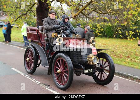 Staplefield, Royaume-Uni. 06th novembre 2021. Les participants affrontent le temps dans leurs véhicules d'époque lors de la course de voiture historique entre Londres et Brighton Veteran. La course a lieu au lever du soleil depuis Hyde Park à Londres et se rend à Brighton sur la côte du Sussex. Credit: Uwe Deffner/Alay Live News Banque D'Images