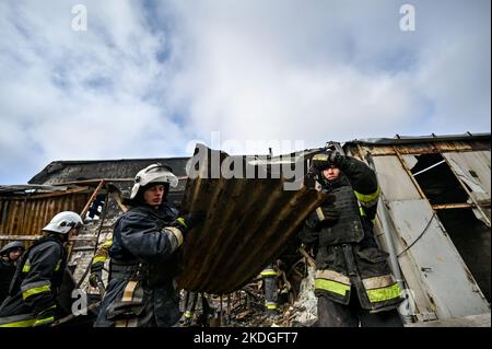 Non exclusif: ZAPORIZHHIA, UKRAINE - 6 NOVEMBRE 2022 - les sauveteurs répondent à une attaque de missile russe qui a laissé une entreprise commerciale détruite, Z Banque D'Images