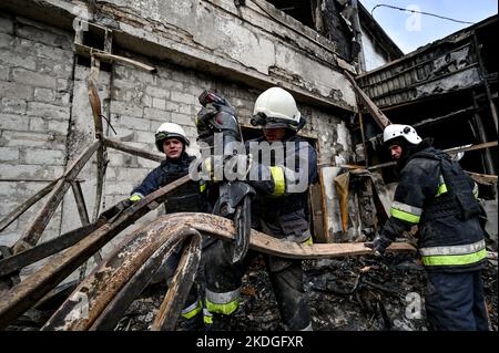 Non exclusif: ZAPORIZHHIA, UKRAINE - 6 NOVEMBRE 2022 - les sauveteurs répondent à une attaque de missile russe qui a laissé une entreprise commerciale détruite, Z Banque D'Images