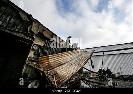 Non exclusif: ZAPORIZHHIA, UKRAINE - 6 NOVEMBRE 2022 - les sauveteurs répondent à une attaque de missile russe qui a laissé une entreprise commerciale détruite, Z Banque D'Images