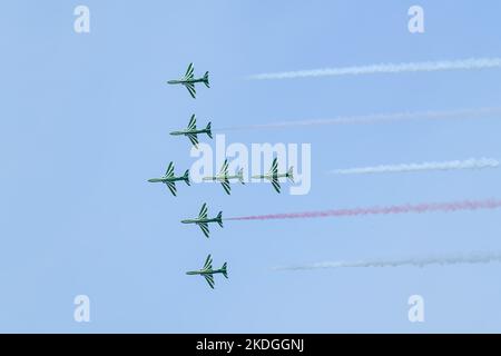 L'exposition aérienne du Qatar a organisé la Corniche de Doha par l'armée de l'air d'Amiri, l'équipe des Saudi Falcons et l'équipe aérobatique de la Royal Air Force britannique. Banque D'Images
