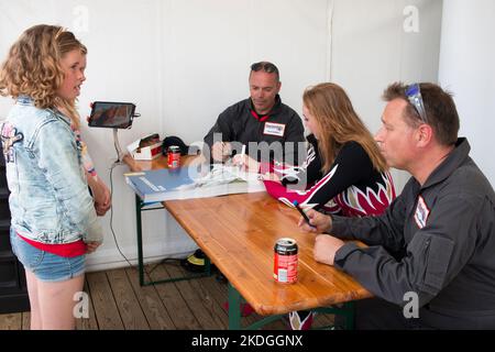 Aéroport d'Oostwold, pays-Bas - 09 juin 2019 : deux filles timides attendent la signature des marcheurs d'aile et des pilotes pendant la session de signature. Banque D'Images