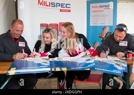 Aéroport d'Oostwold, pays-Bas - 09 juin 2019: Les marcheurs et les pilotes signent des affiches Shell en édition limitée lors d'une session de signature. Banque D'Images