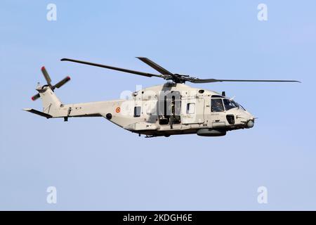 Kleine Brogel, Belgique - 09 septembre 2018 : hélicoptère militaire espagnol de l'armée de l'air volant à travers un ciel bleu clair lors d'un spectacle aérien à Kleine Brogel, Belgique. Banque D'Images