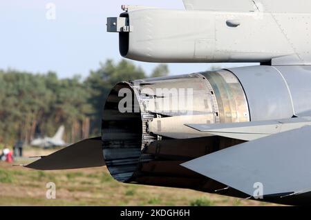 Gros plan du moteur à turbine d'un avion de chasse militaire lockheed martin F-16. Avion militaire. Banque D'Images