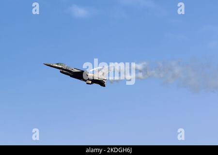 Kleine Brogel, Belgique - SEP 09, 2018: Un avion de chasse militaire en vol lors d'un spectacle aérien à Kleine Brogel, Belgique. F-16 Force aérienne grecque. Banque D'Images