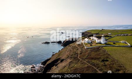 CORNWALL, ROYAUME-UNI - 20 SEPTEMBRE 2022. Une vue aérienne depuis l'océan du phare du patrimoine de Trinity House sur la péninsule Lizard à Cornwall, qui est le TH Banque D'Images