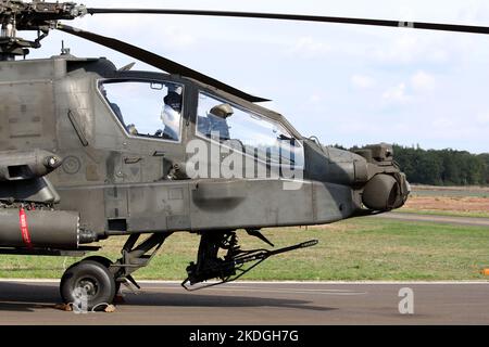 Kleine Brogel, Belgique - SEP 08, 2018 : gros plan de la face avant d'un Boeing AH-64 Apache de l'armée de l'air néerlandaise à Kleine Brogel, Belgique. Belgique Banque D'Images