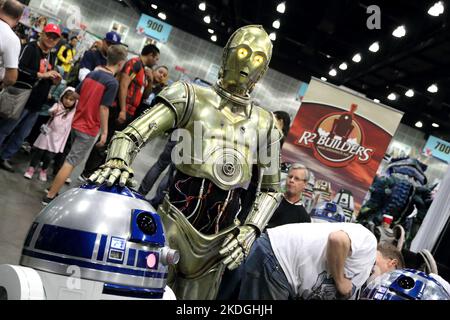 Los Angeles, USA - 03 novembre 2014: R2D2 et C3PO robots du film Star Wars à l'événement Comikaze Los Angeles. Cosplay Banque D'Images