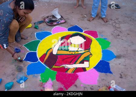 Les tribus dessinant des rangoli à la veille de Diwali Banque D'Images