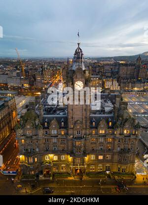 Vue aérienne de l'hôtel Balmoral à Édimbourg au crépuscule, en Écosse, au Royaume-Uni Banque D'Images