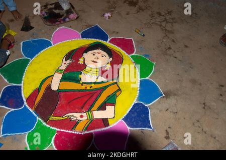 Les tribus dessinant des rangoli à la veille de Diwali Banque D'Images