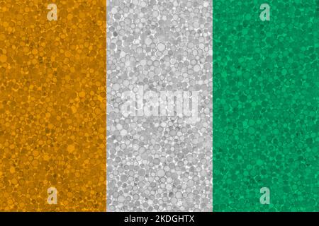 Drapeau de la Côte d'Ivoire sur la texture styromousse. Drapeau national peint sur la surface de la mousse plastique Banque D'Images