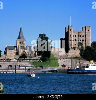 Château de Rochester et cathédrale de l'autre côté de la rivière Medway. Banque D'Images