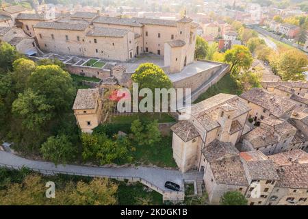 Vue aérienne de la ville de Piobbico dans la région des Marches en Italie Banque D'Images