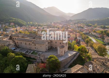 Vue aérienne de la ville de Piobbico dans la région des Marches en Italie Banque D'Images