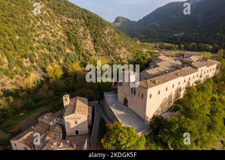 Vue aérienne de la ville de Piobbico dans la région des Marches en Italie Banque D'Images