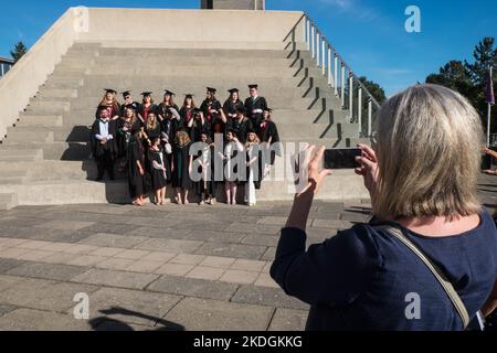 Remise de diplômes,jour,jour,remise de diplômes,pour,étudiants,à,Aberystwyth University,uni,université,à,Aberystwyth,Ceredigion,comté,ouest,pays de Galles,gallois,Europe,diplômés,portant,des,robes,et, mortaboard,chapeaux,mortarboad,qui,est,jeté,dans,l'air,le,pays,de,de,du,du,pays,de,de,de,Galles,photos,après,groupe,photographie, Banque D'Images