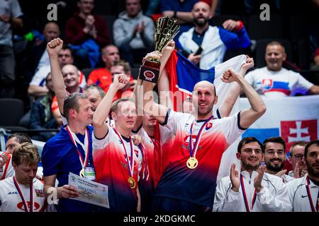 Prague, République tchèque. 06th novembre 2022. Les joueurs de Slovaquie fêtent après avoir remporté le Championnat du monde de Futnet de l'UNIF les triplés hommes correspondent à la République tchèque contre la Slovaquie, Prague, République tchèque, 6 novembre 2022. Crédit: Jaroslav Svoboda/CTK photo/Alamy Live News Banque D'Images