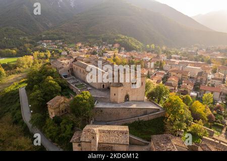 Vue aérienne de la ville de Piobbico dans la région des Marches en Italie Banque D'Images