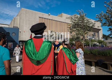 Remise de diplômes,jour,jour,remise de diplômes,pour,étudiants,à,Aberystwyth University,uni,université,à,Aberystwyth,Ceredigion,comté,ouest,pays de Galles,gallois,Europe,diplômés,portant,des,robes,et, mortaboard,chapeaux,mortarboad,qui,est,jeté,dans,l'air,le,pays,de,de,du,du,pays,de,de,de,Galles,photos,après,groupe,photographie, Banque D'Images