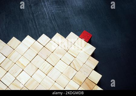 Pyramide des cubes et rouge comme ligne de repère. Concept de développement du leadership. Banque D'Images