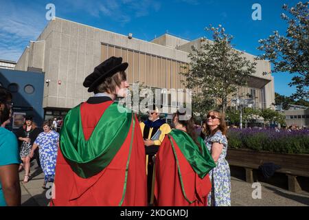 Remise de diplômes,jour,jour,remise de diplômes,pour,étudiants,à,Aberystwyth University,uni,université,à,Aberystwyth,Ceredigion,comté,ouest,pays de Galles,gallois,Europe,diplômés,portant,des,robes,et, mortaboard,chapeaux,mortarboad,qui,est,jeté,dans,l'air,le,pays,de,de,du,du,pays,de,de,de,Galles,photos,après,groupe,photographie, Banque D'Images